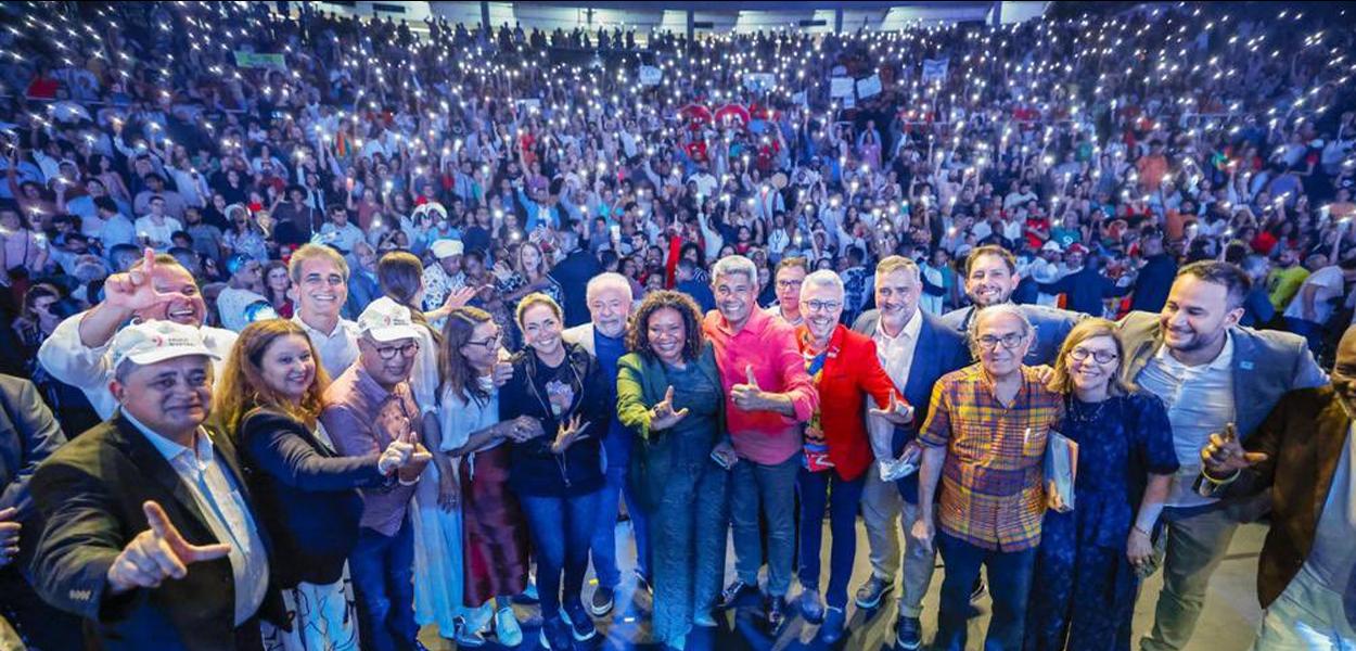 Presidente Lula, ministros, deputados e artistas durante a regulamentação da Lei Paulo Gustavo, em Salvador - 11.05.2023