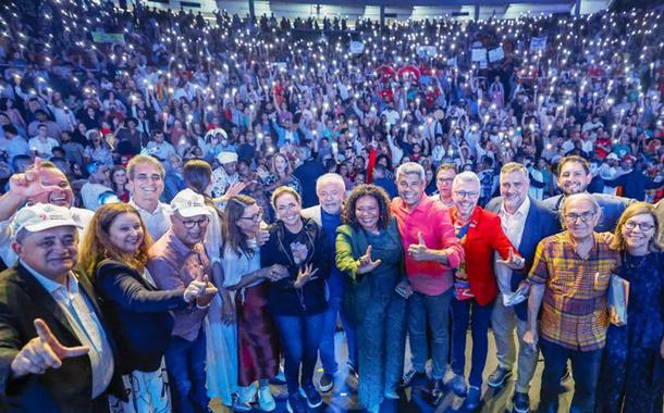 Presidente Lula, ministros, deputados e artistas durante a regulamentação da Lei Paulo Gustavo, em Salvador - 11.05.2023