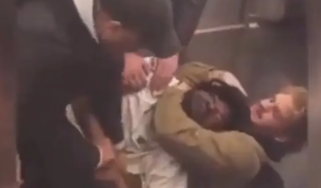 Jovem negro que estaria em surto é morto estrangulado por ex-militar no metrô de Nova York (Foto: Reprodução) Jovem negro que estaria em surto é morto estrangulado por ex-militar no metrô de Nova York