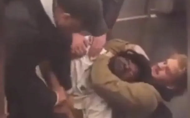 Jovem negro que estaria em surto é morto estrangulado por ex-militar no metrô de Nova York