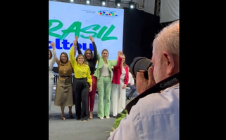 Presidente Lula tira fotos de mulheres no Ceará após reclamação da primeira-dama