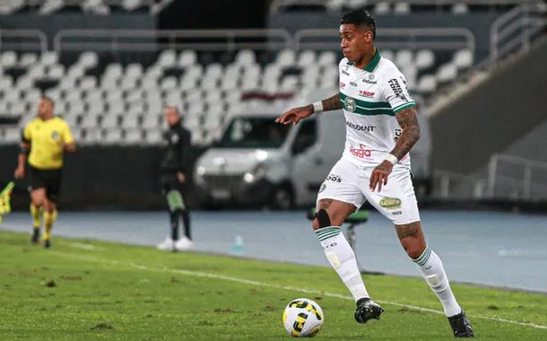 Jogador Alef Manga, do Coritiba, em partida contra o Botafogo