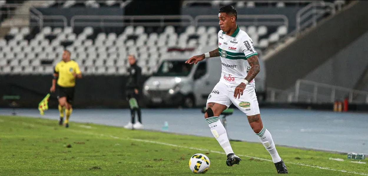 Jogador Alef Manga, do Coritiba, em partida contra o Botafogo