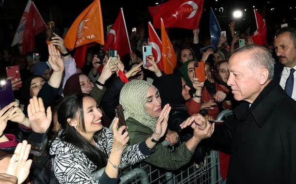 Recep Tayip Erdogan cumprimenta eleitores na Turquia