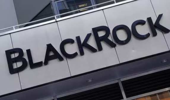 O logotipo da BlackRock é retratado fora da sua sede da empresa no bairro de Manhattan, em Nova York, Nova York, EUA, 25 de maio de 2021