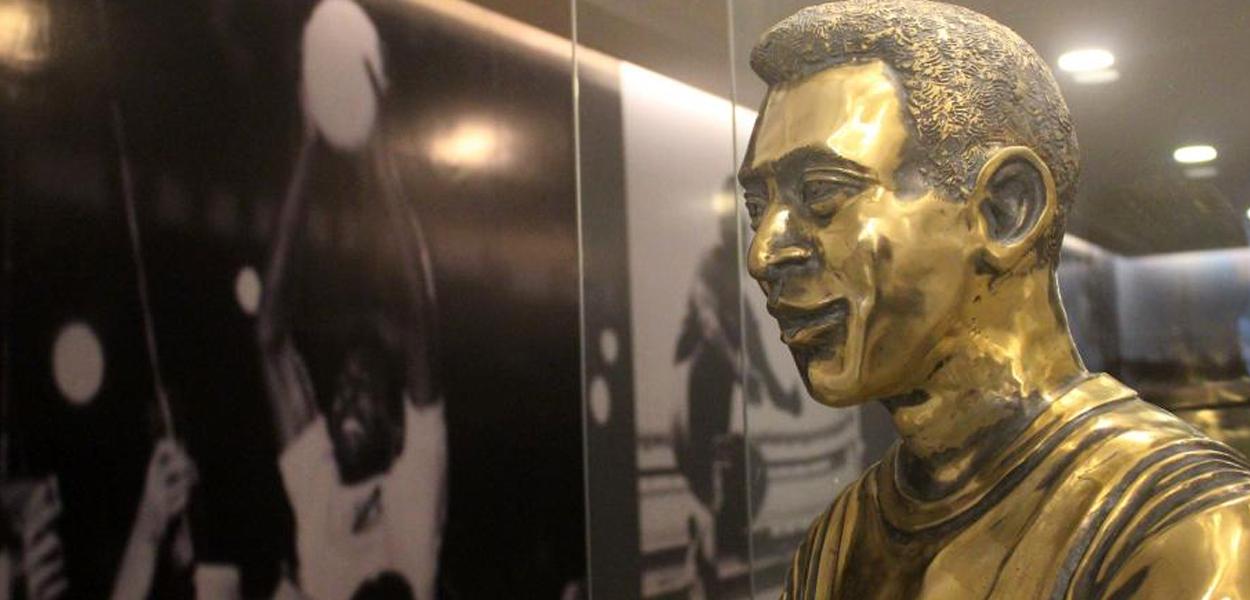 Estátua em homenagem a Pelé