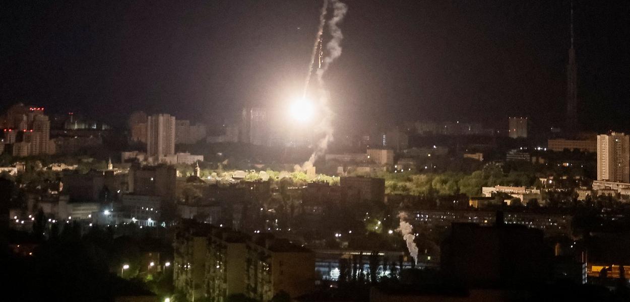 Explosion of a missile is seen in the sky over the city during a Russian missile strike, amid Russia's attack on Ukraine, in Kyiv, Ukraine May 16, 2023. REUTERS/Gleb Garanich (Foto: GLEB GARANICH/REUTERS) Explosion of a missile is seen in the sky over the city during a Russian missile strike, amid Russia's attack on Ukraine, in Kyiv, Ukraine May 16, 2023. REUTERS/Gleb Garanich