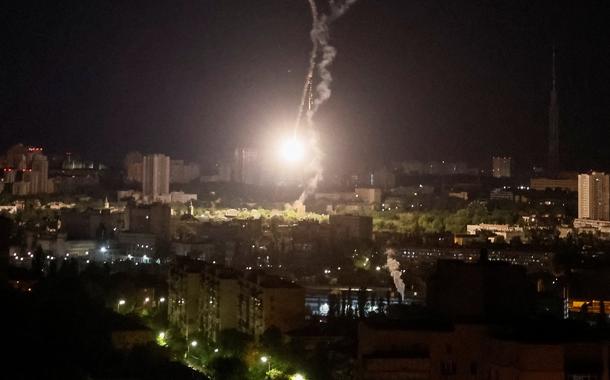 Explosion of a missile is seen in the sky over the city during a Russian missile strike, amid Russia's attack on Ukraine, in Kyiv, Ukraine May 16, 2023. REUTERS/Gleb Garanich