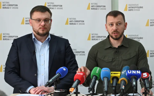 O chefe da agência anticorrupção, Semen Kryvonos, (à esquerda), com o chefe da promotoria anticorrupção especializada, Oleksandr Klymenko, em entrevista coletiva em Kiev na terça-feira