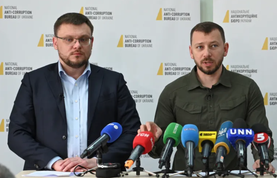 O chefe da agência anticorrupção, Semen Kryvonos, (à esquerda), com o chefe da promotoria anticorrupção especializada, Oleksandr Klymenko, em entrevista coletiva em Kiev na terça-feira (Foto: Viacheslav Ratynskyi/Reuters) O chefe da agência anticorrupção, Semen Kryvonos, (à esquerda), com o chefe da promotoria anticorrupção especializada, Oleksandr Klymenko, em entrevista coletiva em Kiev na terça-feira