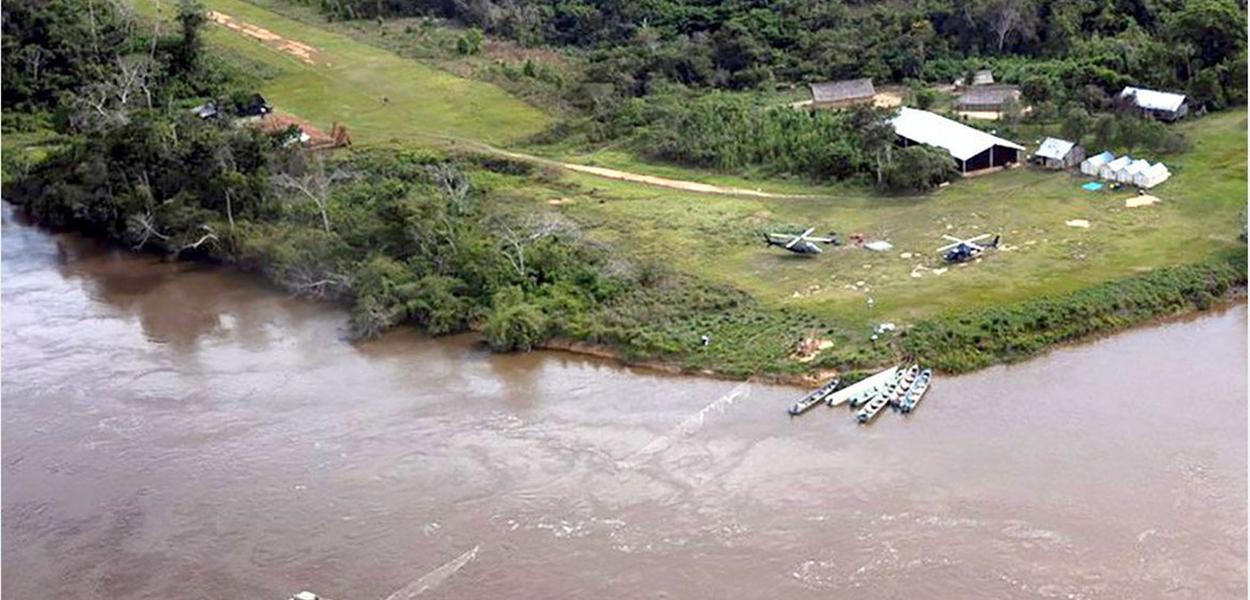 Base di Ibama no rio Uraricoera, na Terra Indígena Ianomâmi, em Roraima