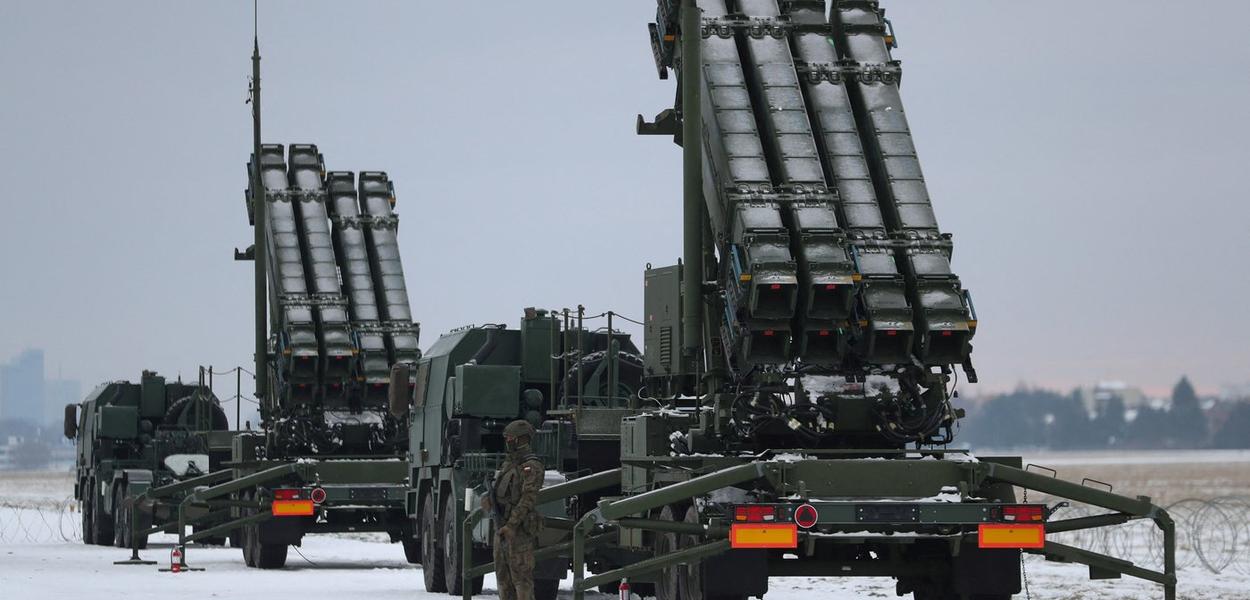 FILE PHOTO: Serviceman patrols in front of the Patriot air defence system during Polish military training on the missile systems at the airport in Warsaw, Poland February 7, 2023. REUTERS/Kacper Pempel (Foto: KACPER PEMPEL) FILE PHOTO: Serviceman patrols in front of the Patriot air defence system during Polish military training on the missile systems at the airport in Warsaw, Poland February 7, 2023. REUTERS/Kacper Pempel
