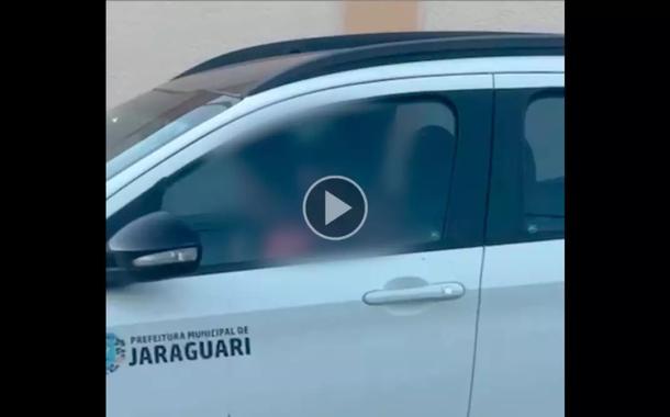 Leônidas Nunes Santana flagrado com servidora dentro de carro da prefeitura de Jaraguari