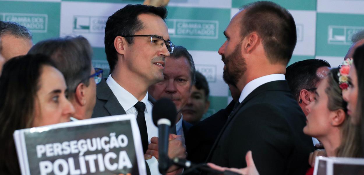 Ex-Deputado cassado, Deltan Dallagnol, durante pronunciamento no salão verde da Câmara.