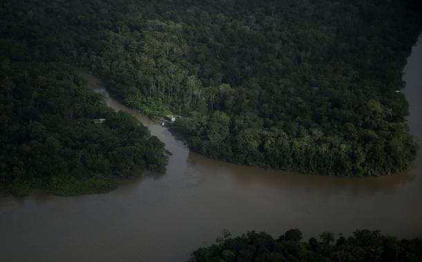 Casa entre rios próximos à foz do rio Amazonas, no litoral do estado do Amapá - 31/03/2017