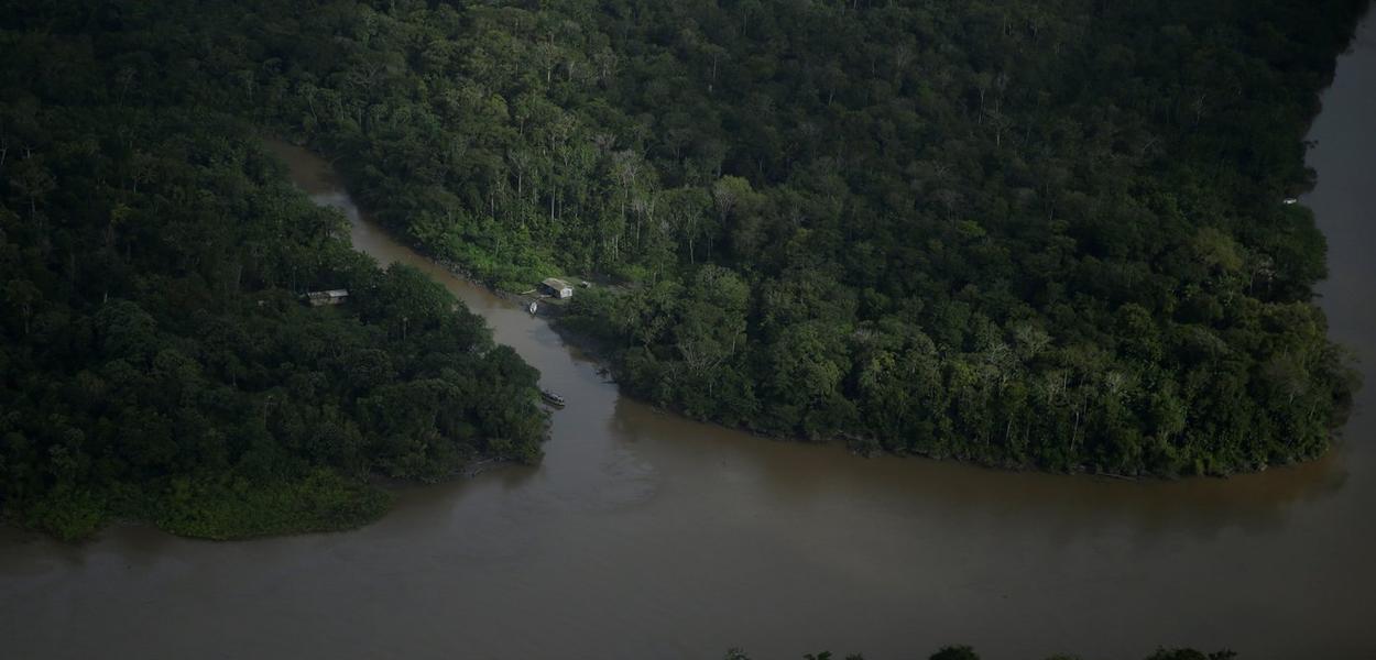 Casa entre rios próximos à foz do rio Amazonas, no litoral do estado do Amapá - 31/03/2017