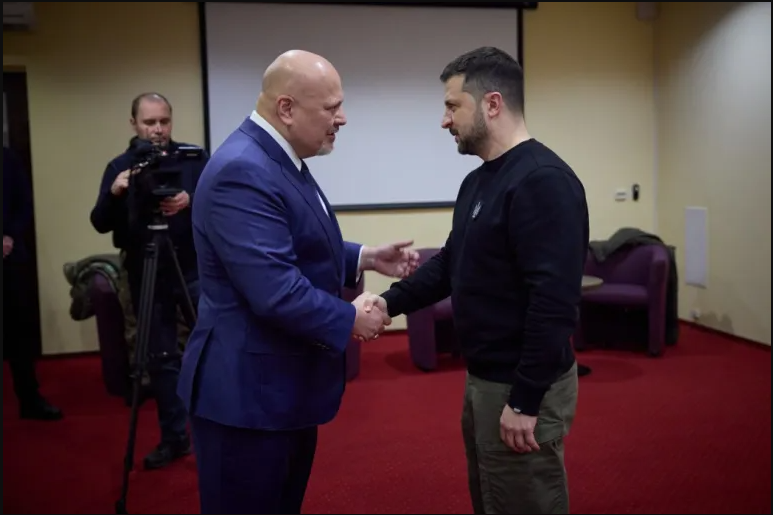 O promotor do TPI Karim Khan se reúne com o presidente ucraniano Zelensky, março de 2023