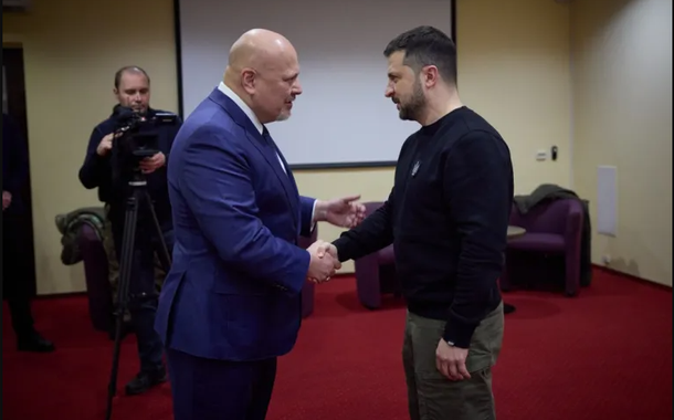 O promotor do TPI Karim Khan se reúne com o presidente ucraniano Zelensky, março de 2023