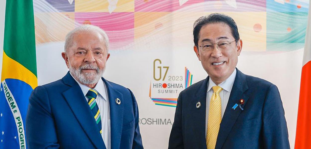 Luiz Inácio Lula da Silva (à esq.) e Fumio Kishida