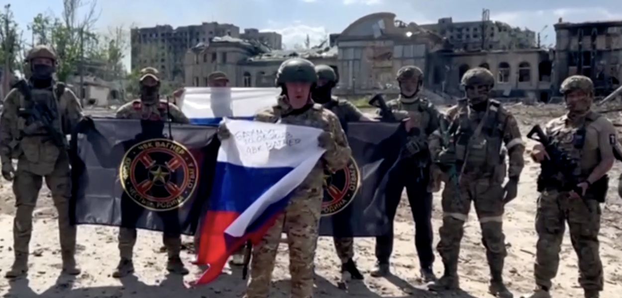 Bandeira russa na guerra da Ucrânia