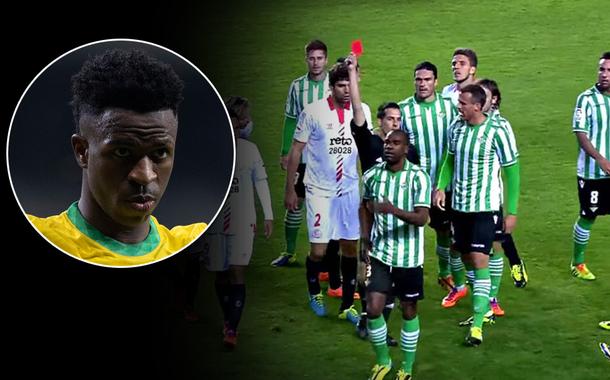 Vini Jr. (círculo) e Paulão (jogador negro, de camisa verde listrada) recebendo cartão vermelho