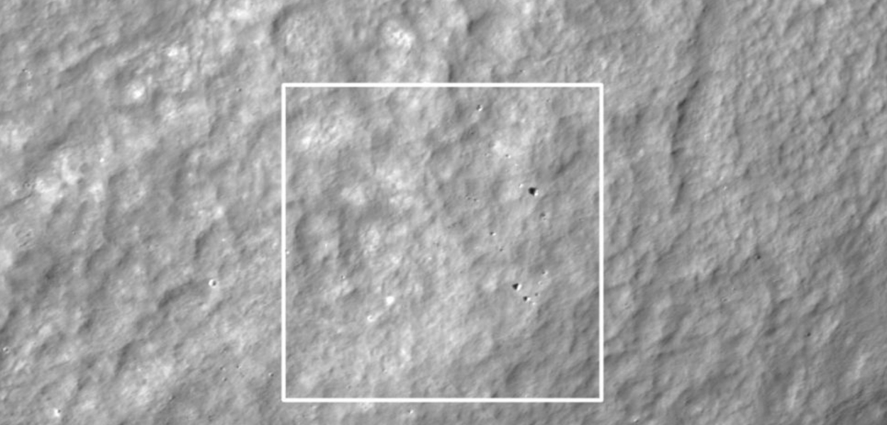 O local de impacto do módulo lunar japonês Hakuto-R, visto pelo Lunar Reconnaissance Orbiter da NASA em 26 de abril de 2023, um dia após a tentativa de pouso