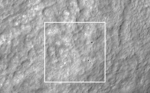 O local de impacto do módulo lunar japonês Hakuto-R, visto pelo Lunar Reconnaissance Orbiter da NASA em 26 de abril de 2023, um dia após a tentativa de pouso