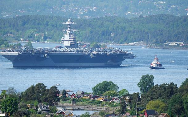 Porta-aviões norte-americano USS Gerald R. Ford em Oslo, na Noruega