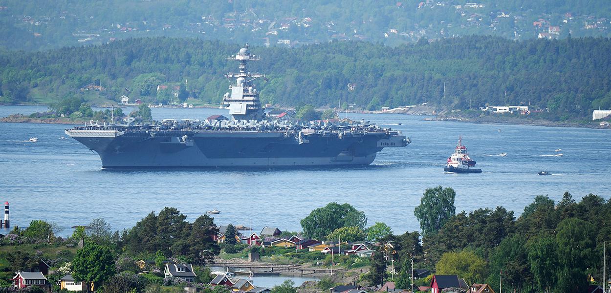 Porta-aviões norte-americano USS Gerald R. Ford em Oslo, na Noruega