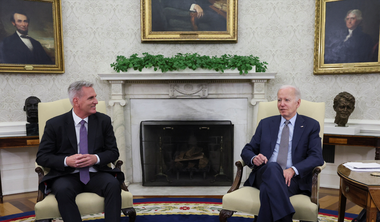 Kevin McCarthy e Joe Biden