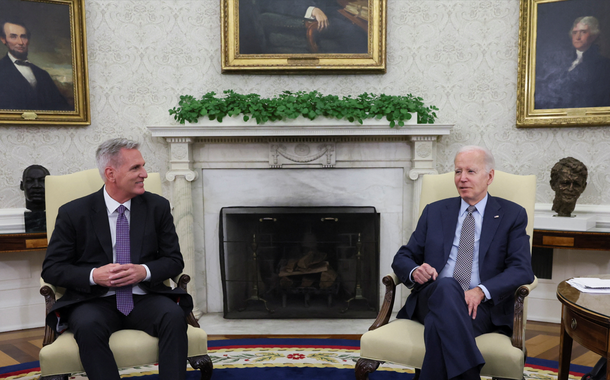 Kevin McCarthy e Joe Biden