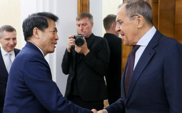 Li Hui e Sergey Lavrov