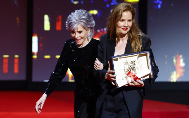 A diretora Justine Triet, vencedora da Palme d'Or pelo filme "Anatomie d'une chute" segura seu prêmio ao lado da atriz Jane Fonda no palco durante a cerimônia de encerramento do 76º Festival de Cinema de Cannes