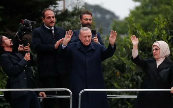 Presidente turco Tayyip Erdogan acena para apoiadores do lado de fora da sua casa, 28/5/23