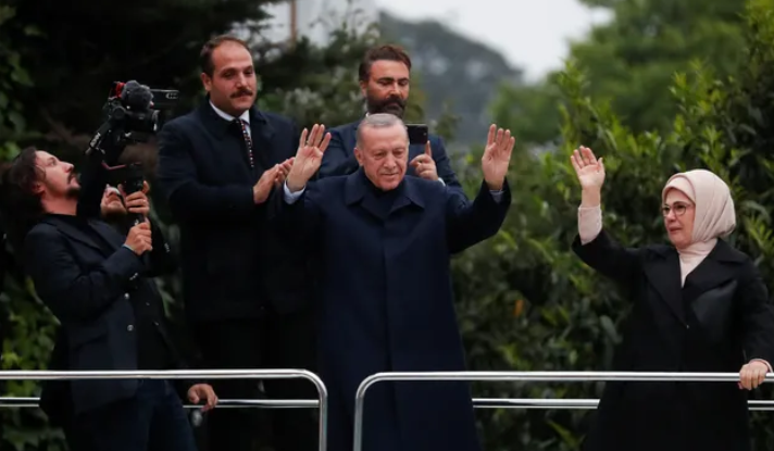 Presidente turco Tayyip Erdogan acena para apoiadores do lado de fora da sua casa, 28/5/23