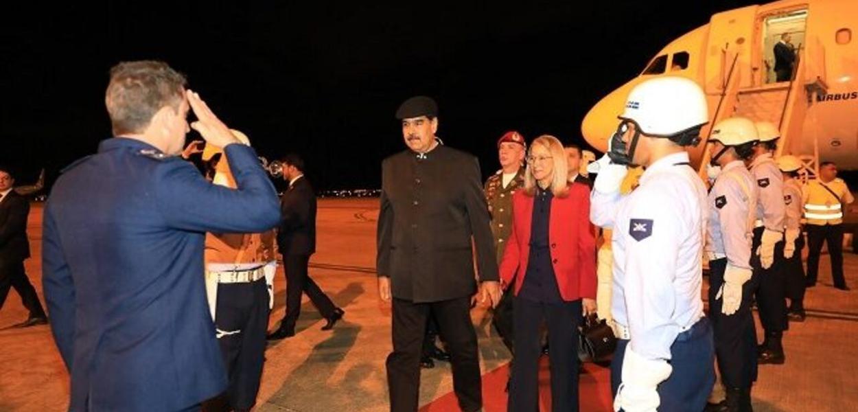 Nicolás Maduro desembarca em Brasília, acompanhado de sua esposa, Cília Flores