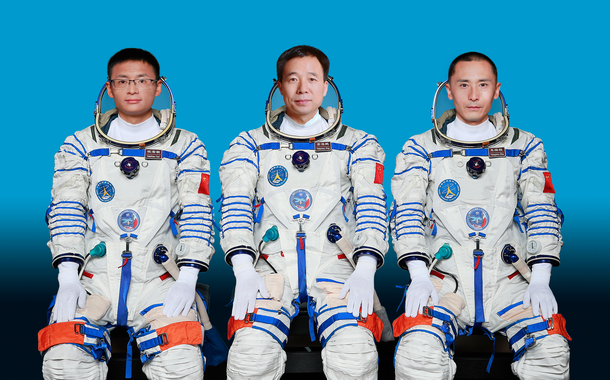 Os taikonautas Jing Haipeng (C), Zhu Yangzhu (D) e Gui Haichao realizarão a missão de voo espacial Shenzhou-16 para a Estação Espacial da China em 30 de maio de 2023