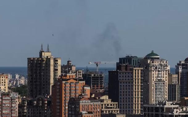 Fumaça sobe no céu sobre a cidade após um ataque de míssil russo, em meio ao ataque da Rússia à Ucrânia, em Kiev, Ucrânia, 29 de maio de 2023