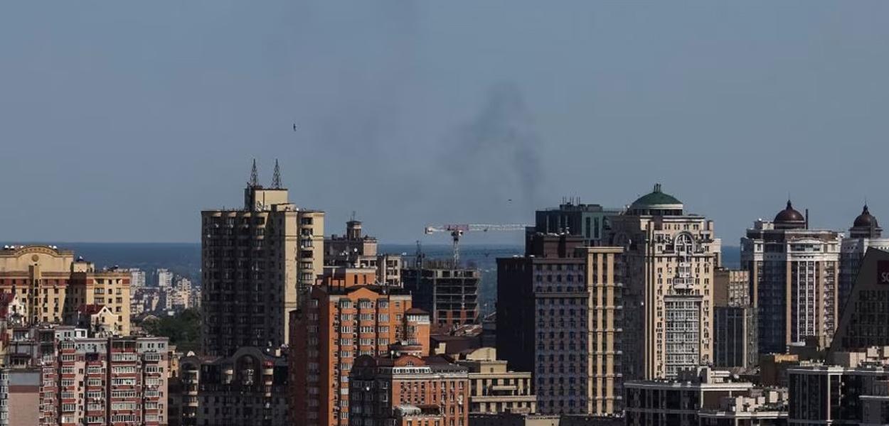 Fumaça sobe no céu sobre a cidade após um ataque de míssil russo, em meio ao ataque da Rússia à Ucrânia, em Kiev, Ucrânia, 29 de maio de 2023