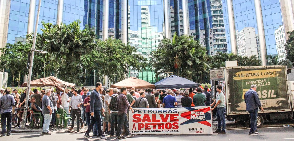 Petroleiros aposentados protestam contra descontos em aposentadorias