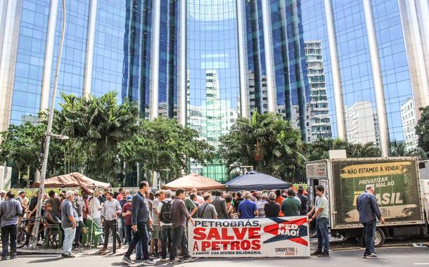 Petroleiros aposentados protestam contra descontos em aposentadorias