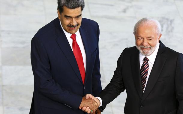 Nicolas Maduro (gravata vermelha) e Luiz Inácio Lula da Silva