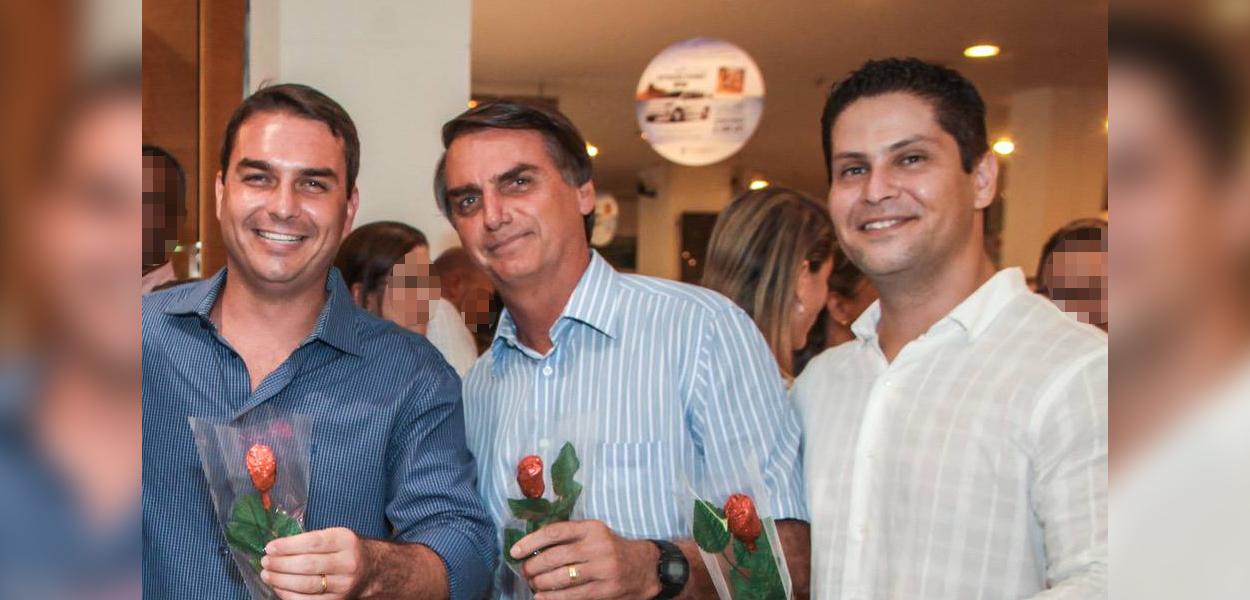 Flávio Bolsonaro, Jair Bolsonaro e Alexandre Santini (Foto: Reprodução/Facebook) Flávio Bolsonaro, Jair Bolsonaro e Alexandre Santini