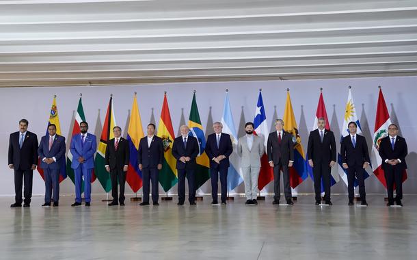 O presidente Lula, durante fotografia oficial dos presidentes dos países da América do Sul no palácio do Itamaraty
