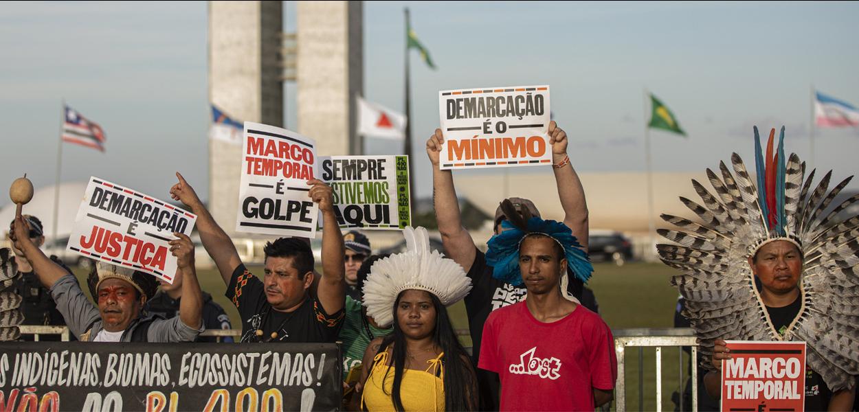 Indígenas protestam em Brasília contra proposta do Marco Temporal (Foto: Joédson Alves/Agência Brasil) Indígenas protestam em Brasília contra proposta do Marco Temporal