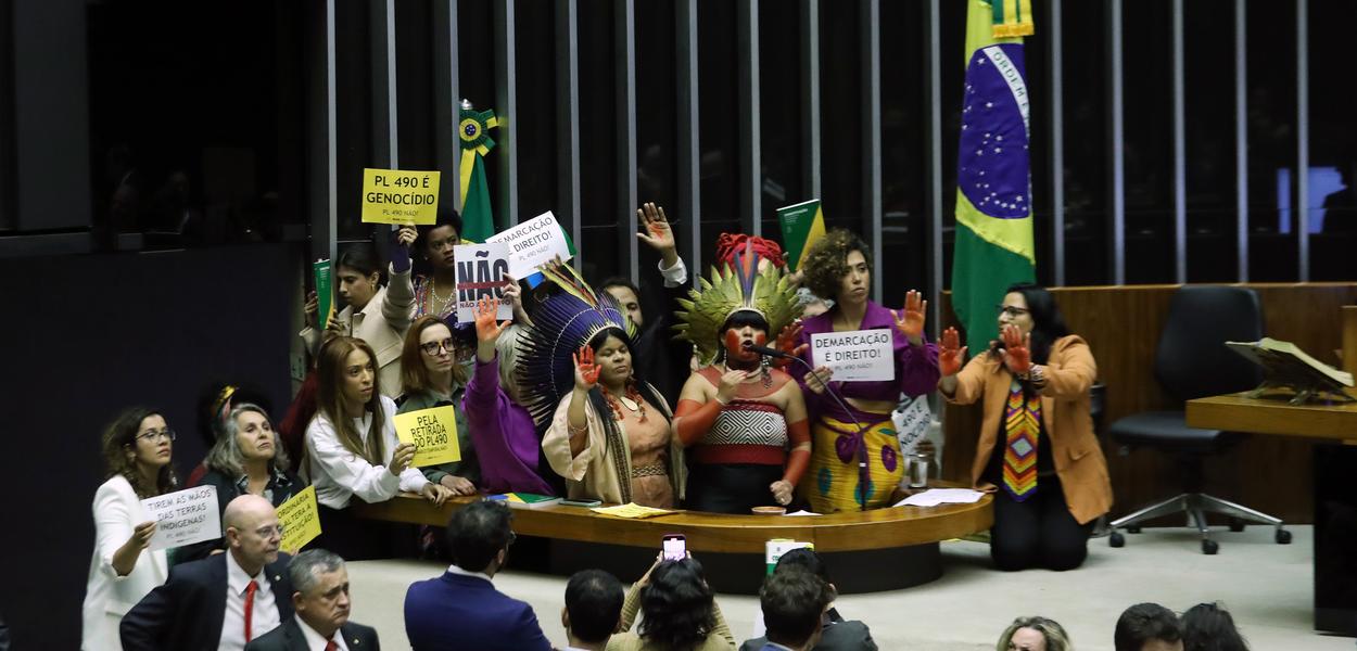 Parlamentares protestam contra votação do PL 490 (Foto: Agência Câmara) Parlamentares protestam contra votação do PL 490