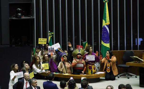 Parlamentares protestam contra votação do PL 490