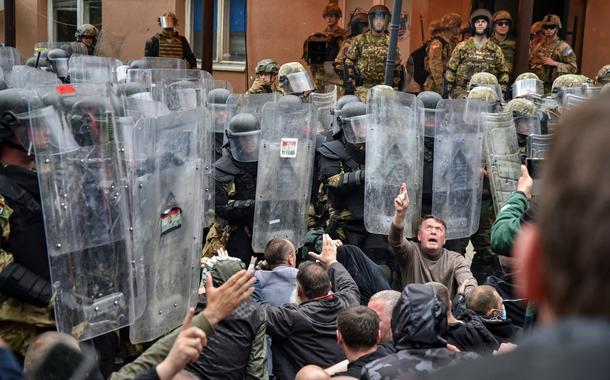 Local Kosovo Serb protesters sit on the ground in front of NATO Kosovo Force (KFOR) soldiers in the town of Zvecan, Kosovo, May 29, 2023. REUTERS/Laura Hasani