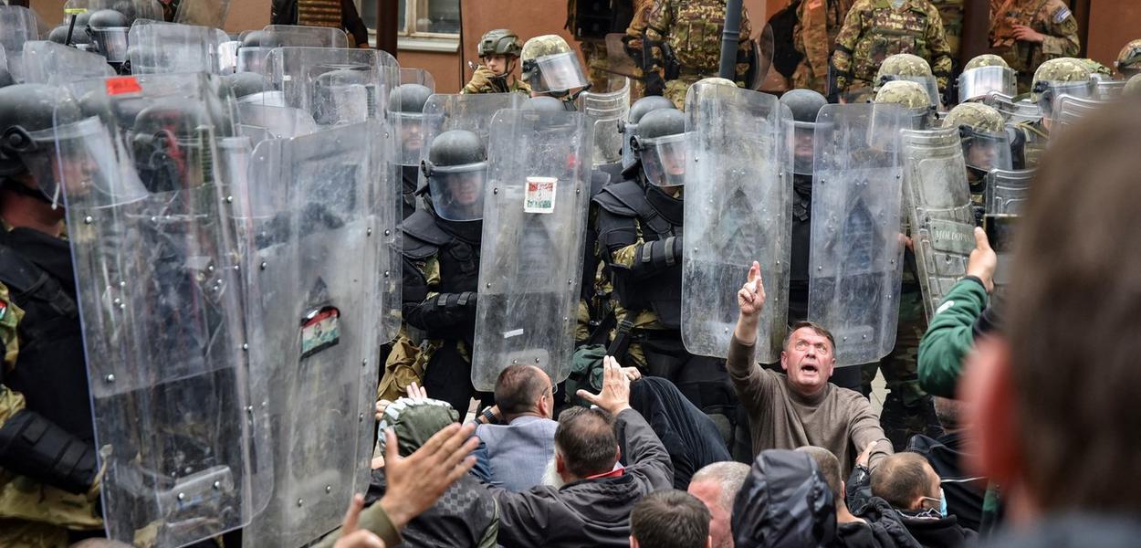 Local Kosovo Serb protesters sit on the ground in front of NATO Kosovo Force (KFOR) soldiers in the town of Zvecan, Kosovo, May 29, 2023. REUTERS/Laura Hasani