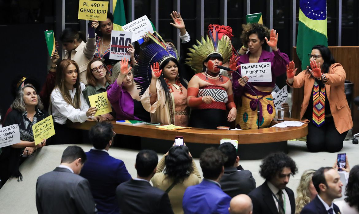 Protesto de deputadas contra o marco temporal na Câmara